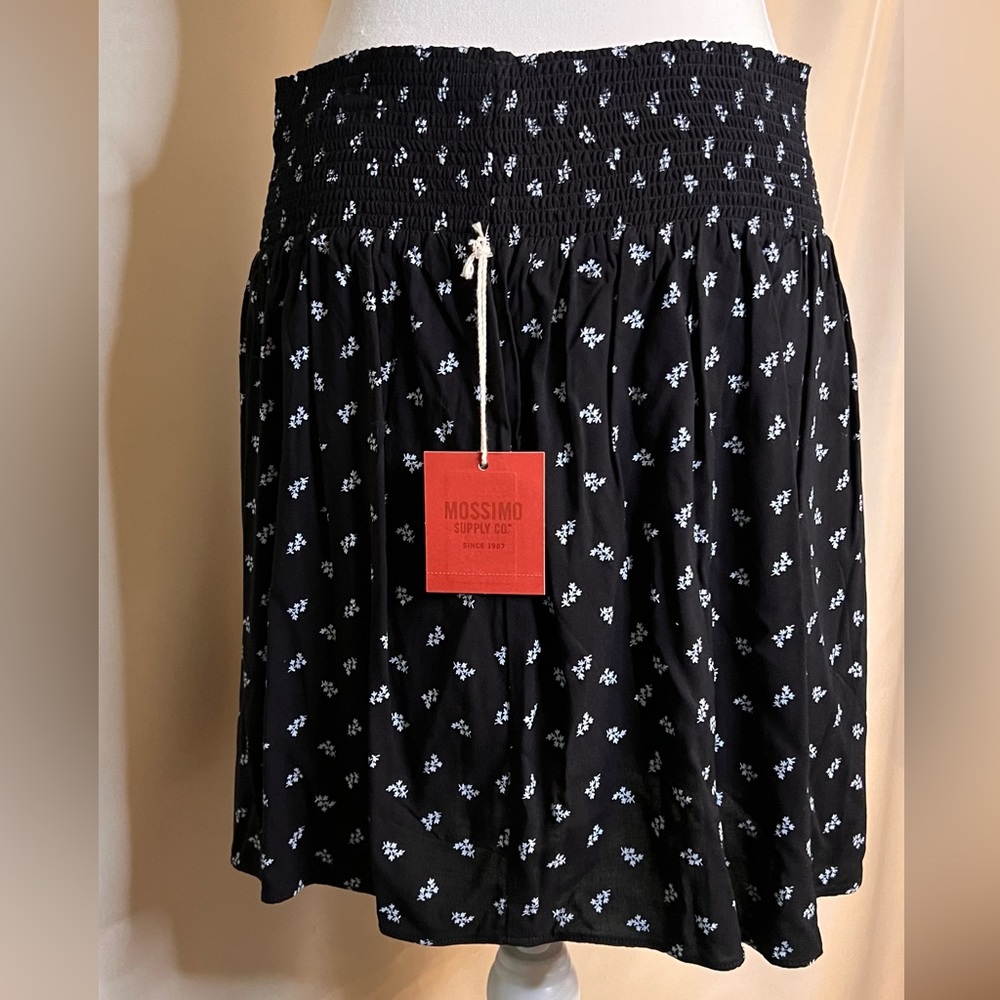 NWT Black Flirty and Floral Skirt size L